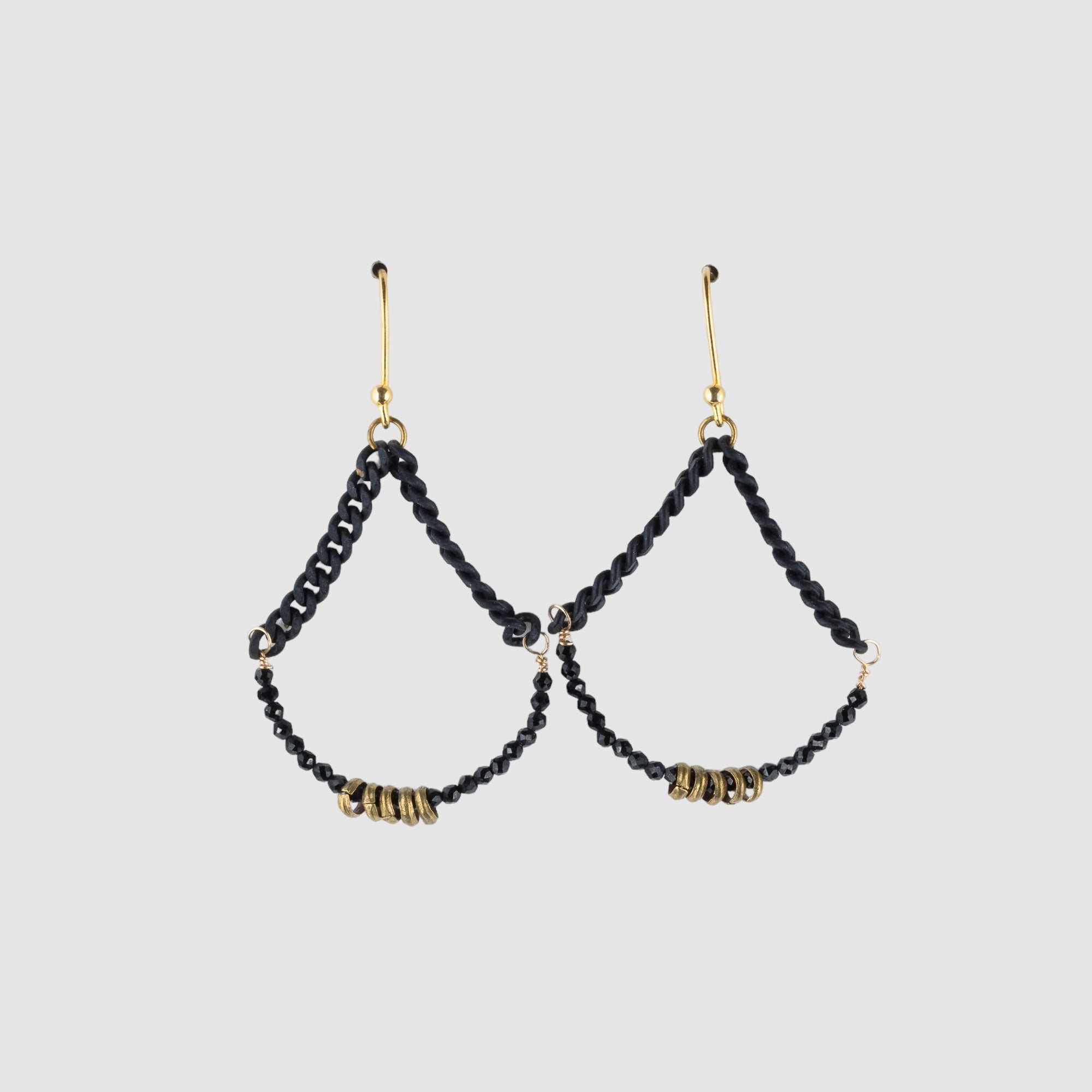 ORO Y NEGRO TRAPEZE EARRINGS