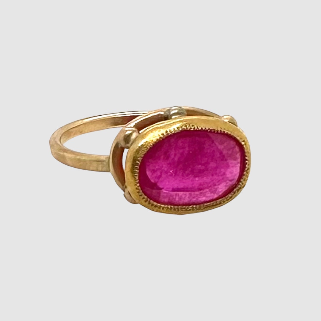 GOLDEN RING // 18K GOLD // PINK RUBY