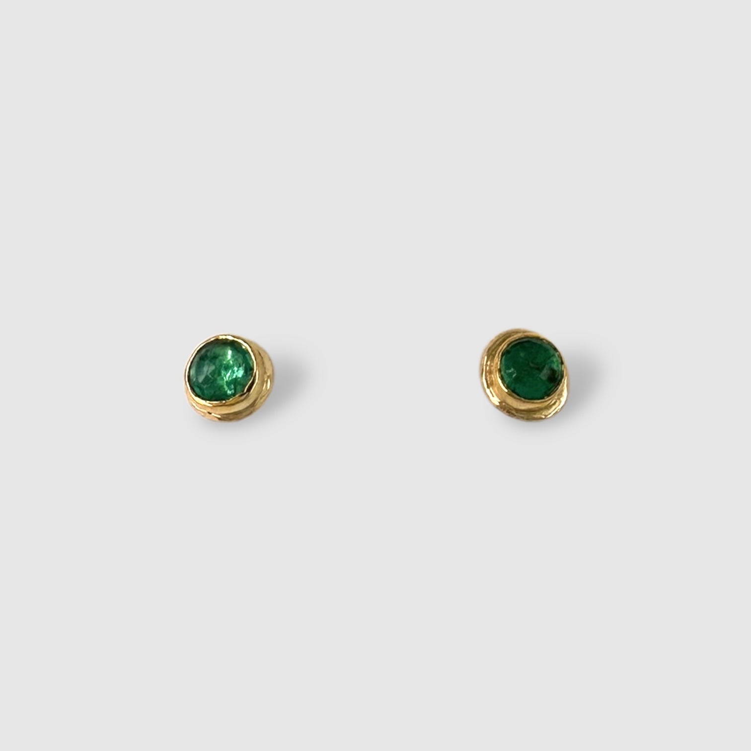 VIOLA EARRINGS // GOLD // STUD // GREEN // EMERALD