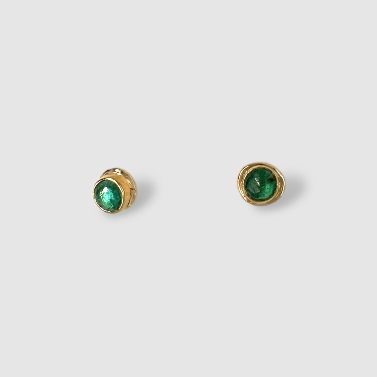 VIOLA EARRINGS // GOLD // STUD // GREEN // EMERALD