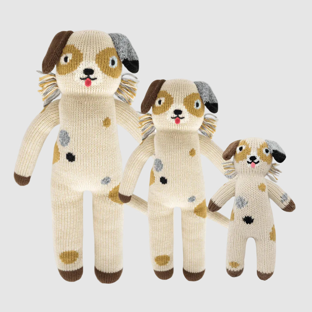 BlaBla handmade knit Ozzie The Dog dolls of three sizes on a light grey background