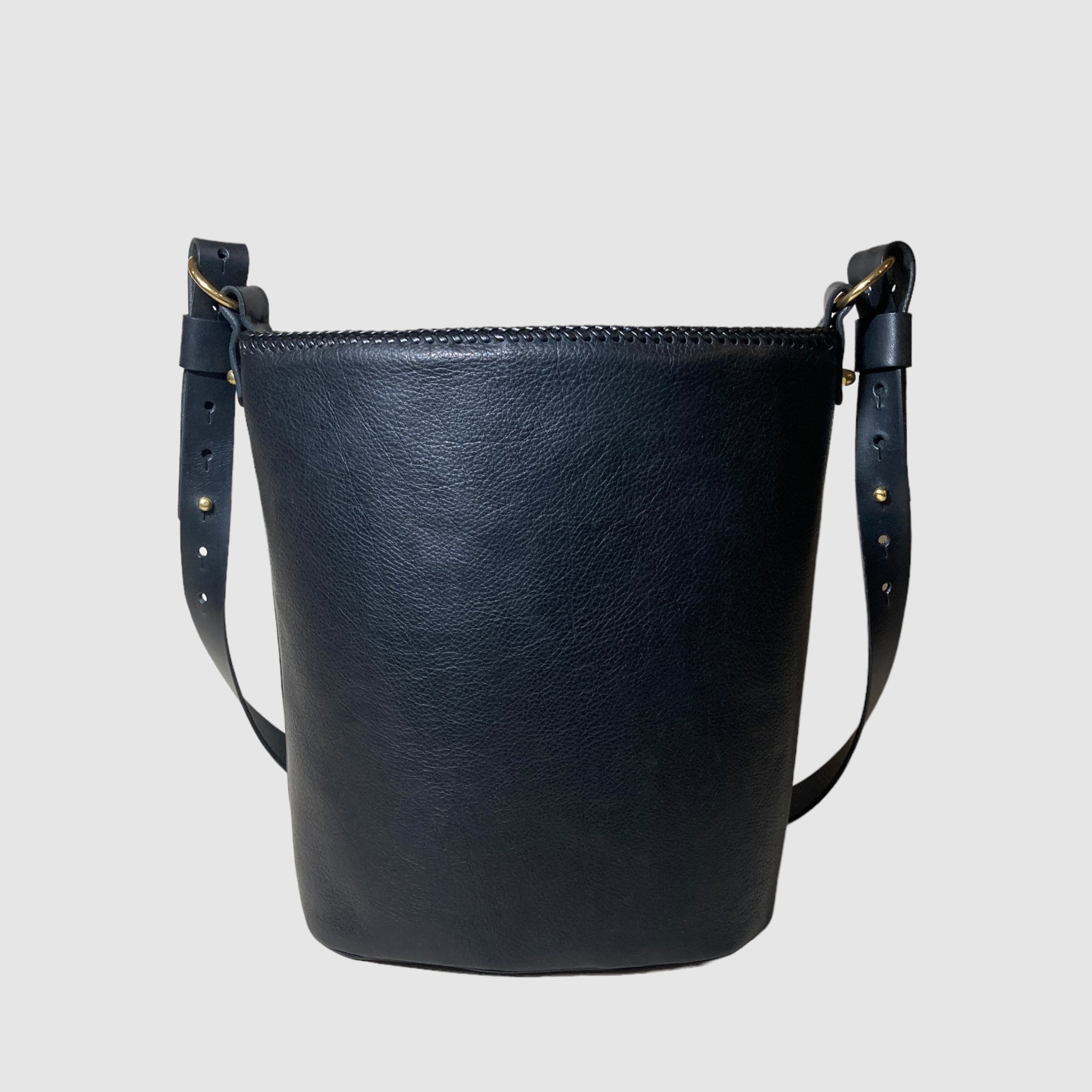 BLACK BARREL BAG // CLASSIC