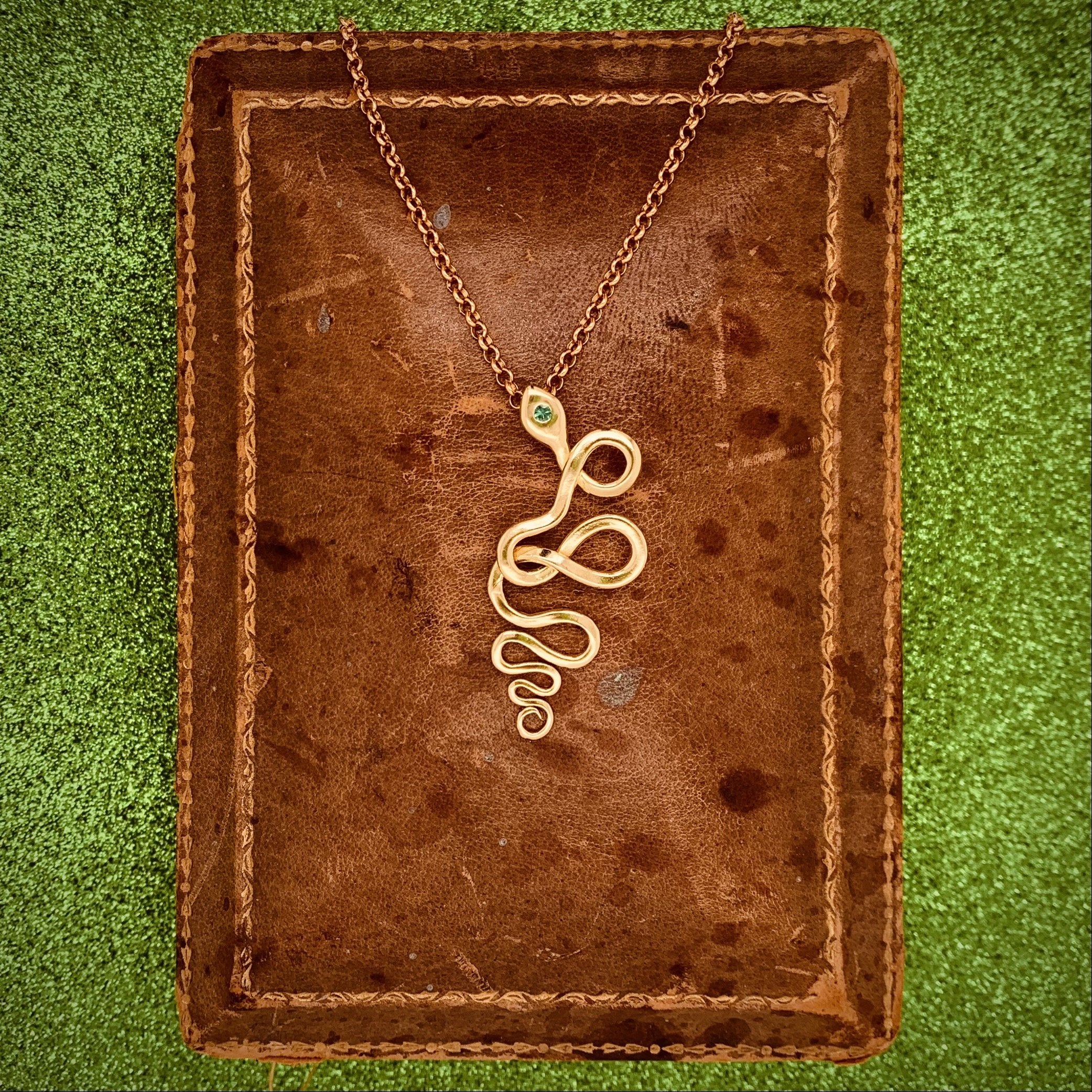 SNAKE PENDANT // NECKLACE // 18K GOLD // EMERALD