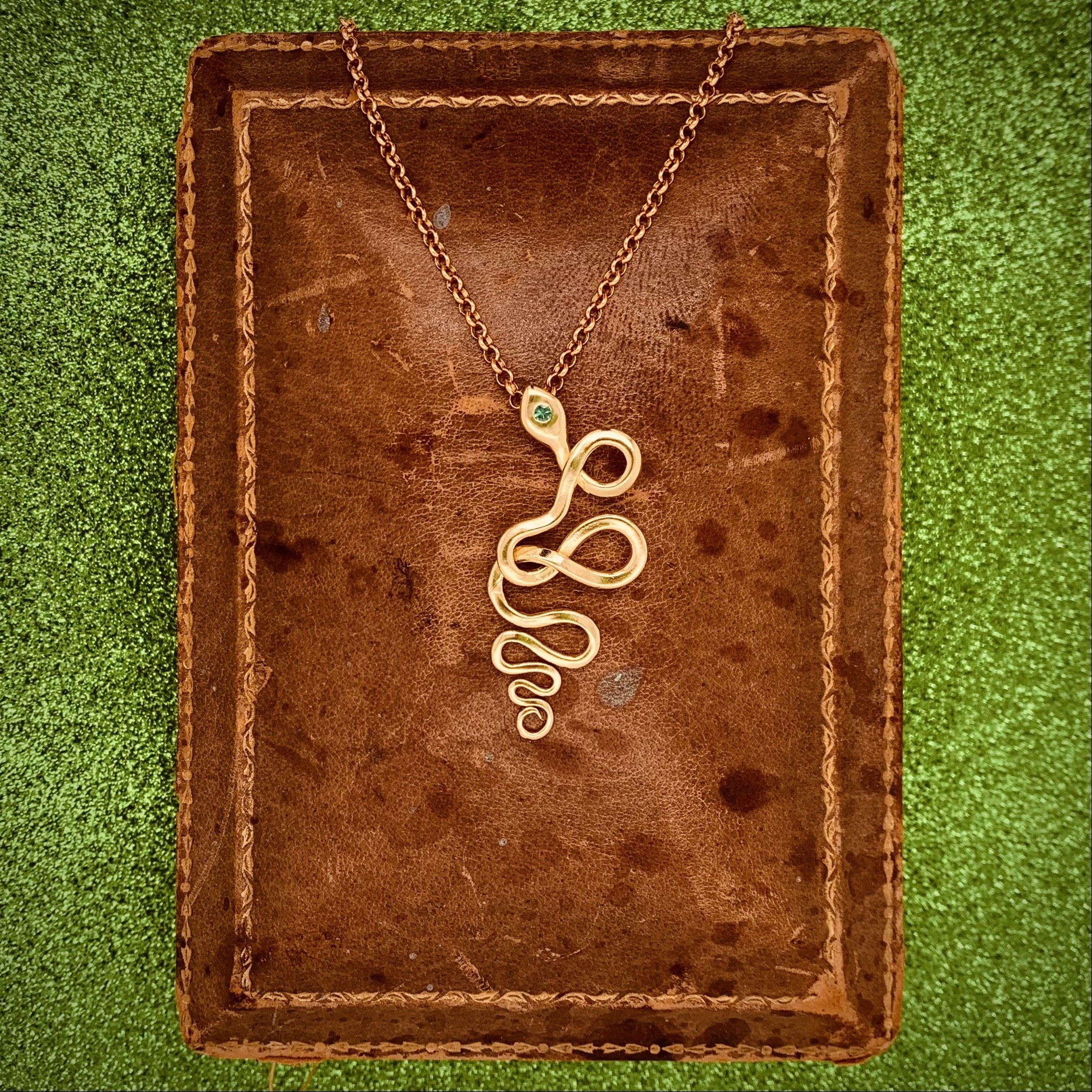 SNAKE PENDANT  // NECKLACE // 18K GOLD // EMERALD