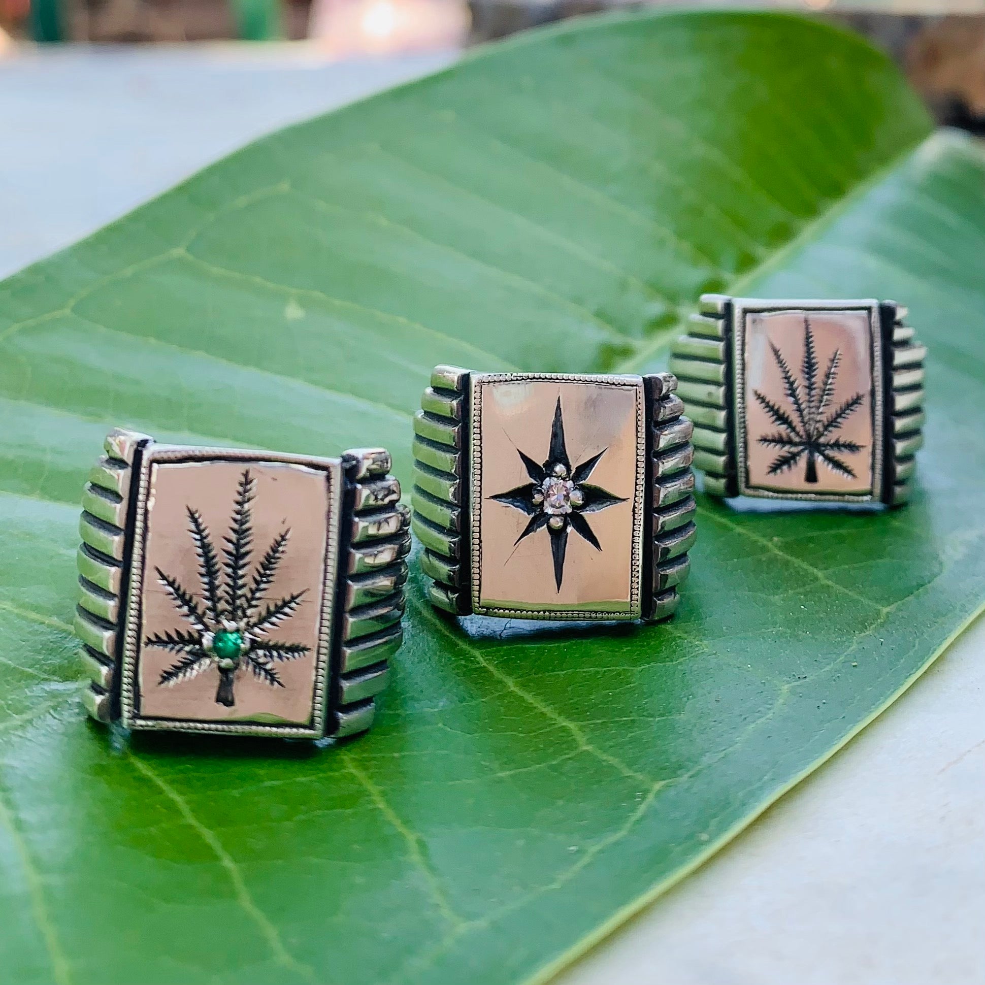 PUEBLO DECO SIGNET RING // LEAF // EMERALD