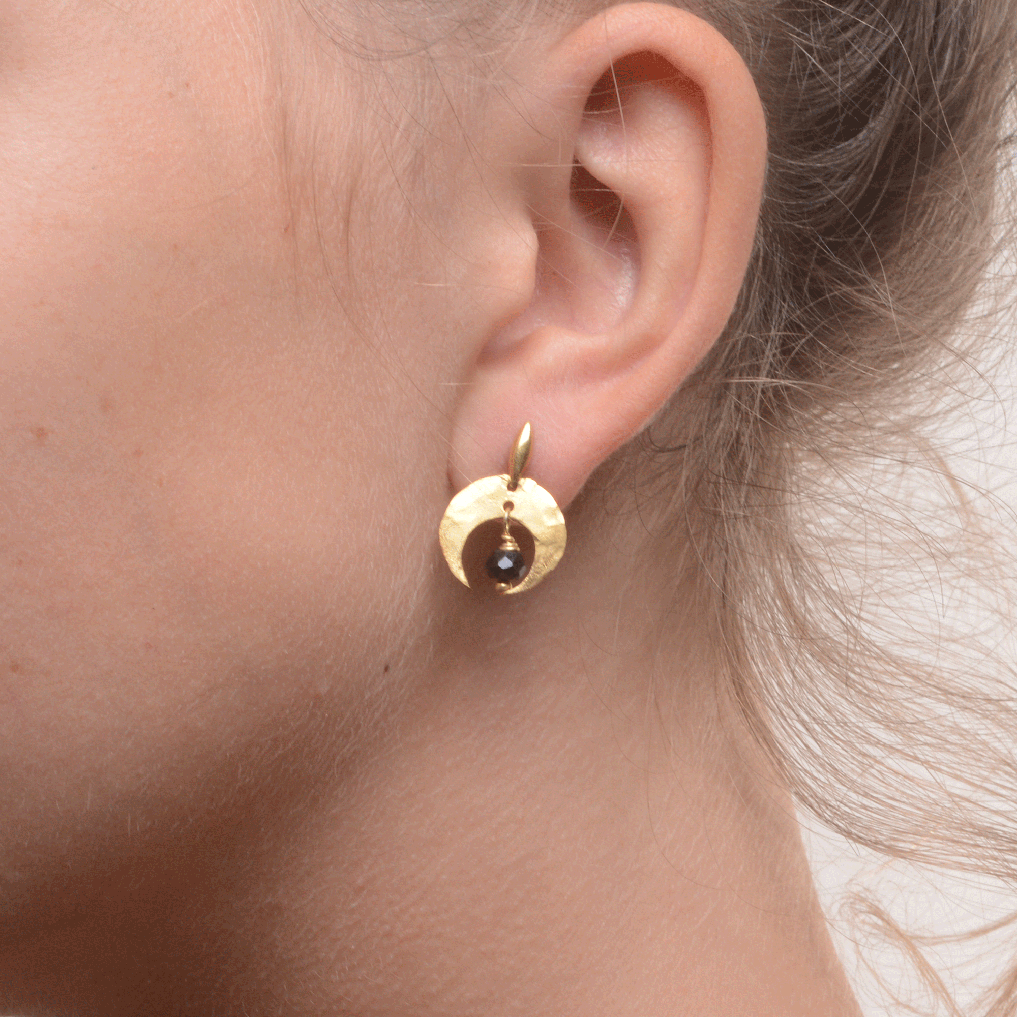 ARCO LUNA POST EARRINGS // BLACK SPINEL