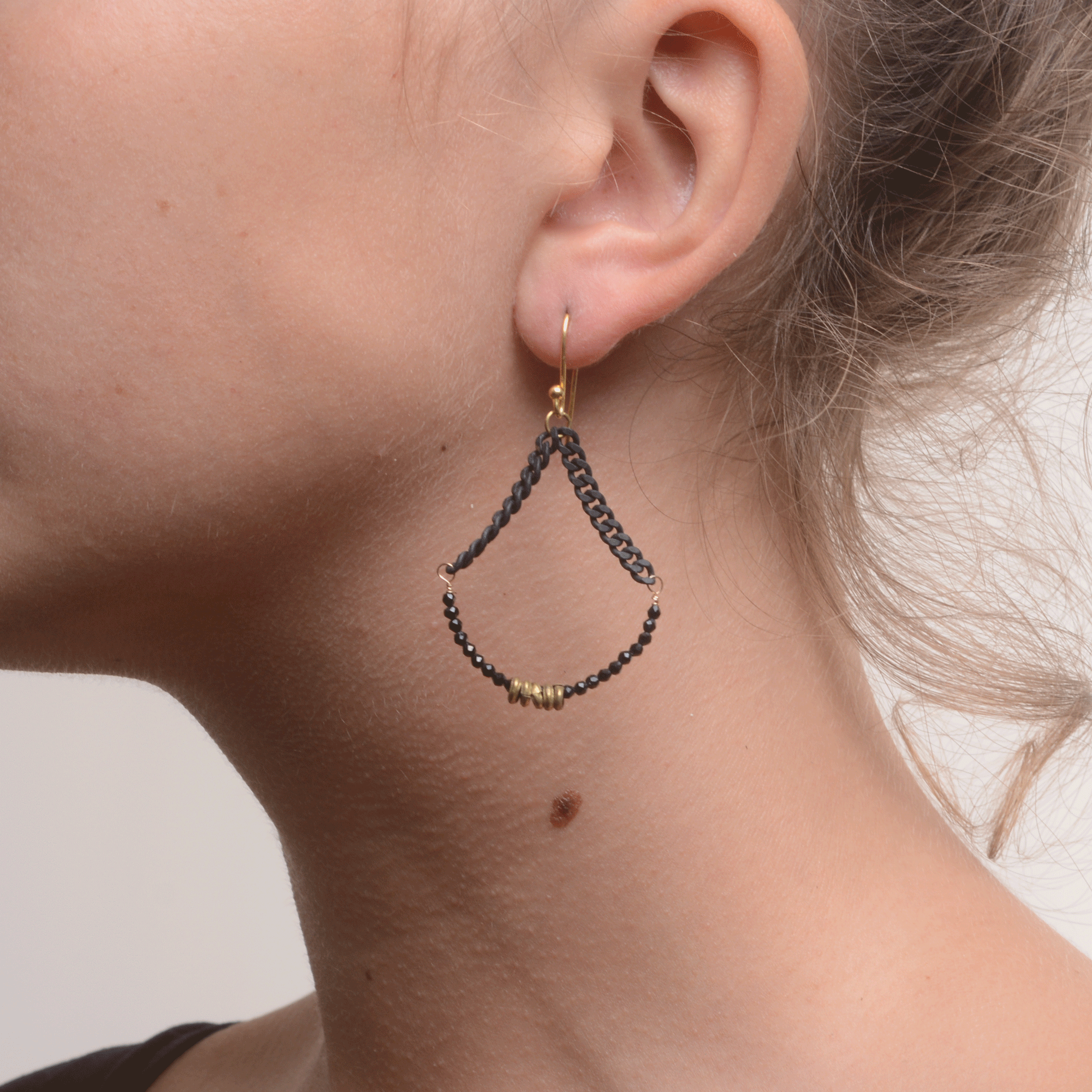 ORO Y NEGRO TRAPEZE EARRINGS