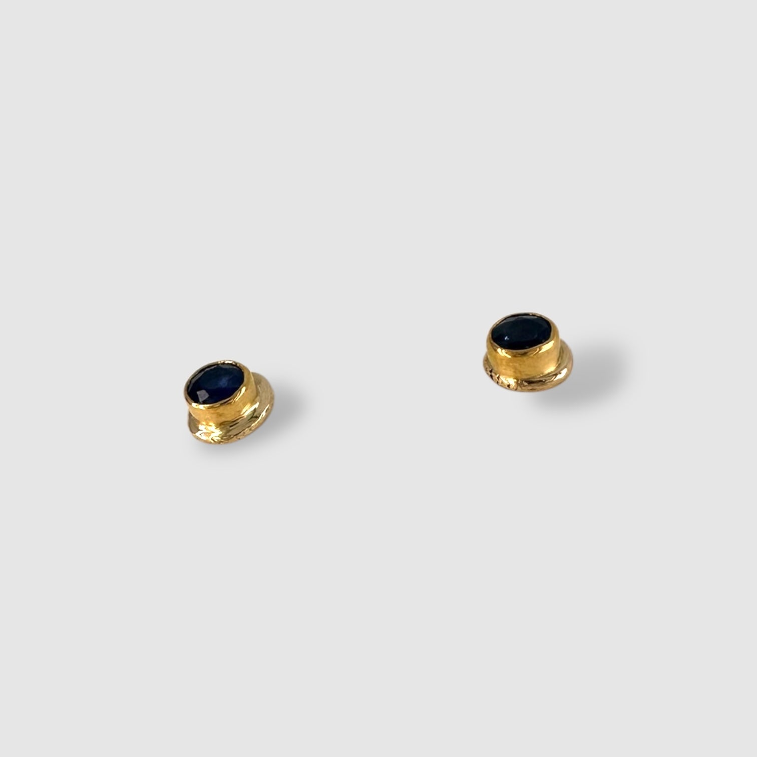 VIOLA  EARRINGS // GOLD // STUD // BLUE // SAPPHIRE