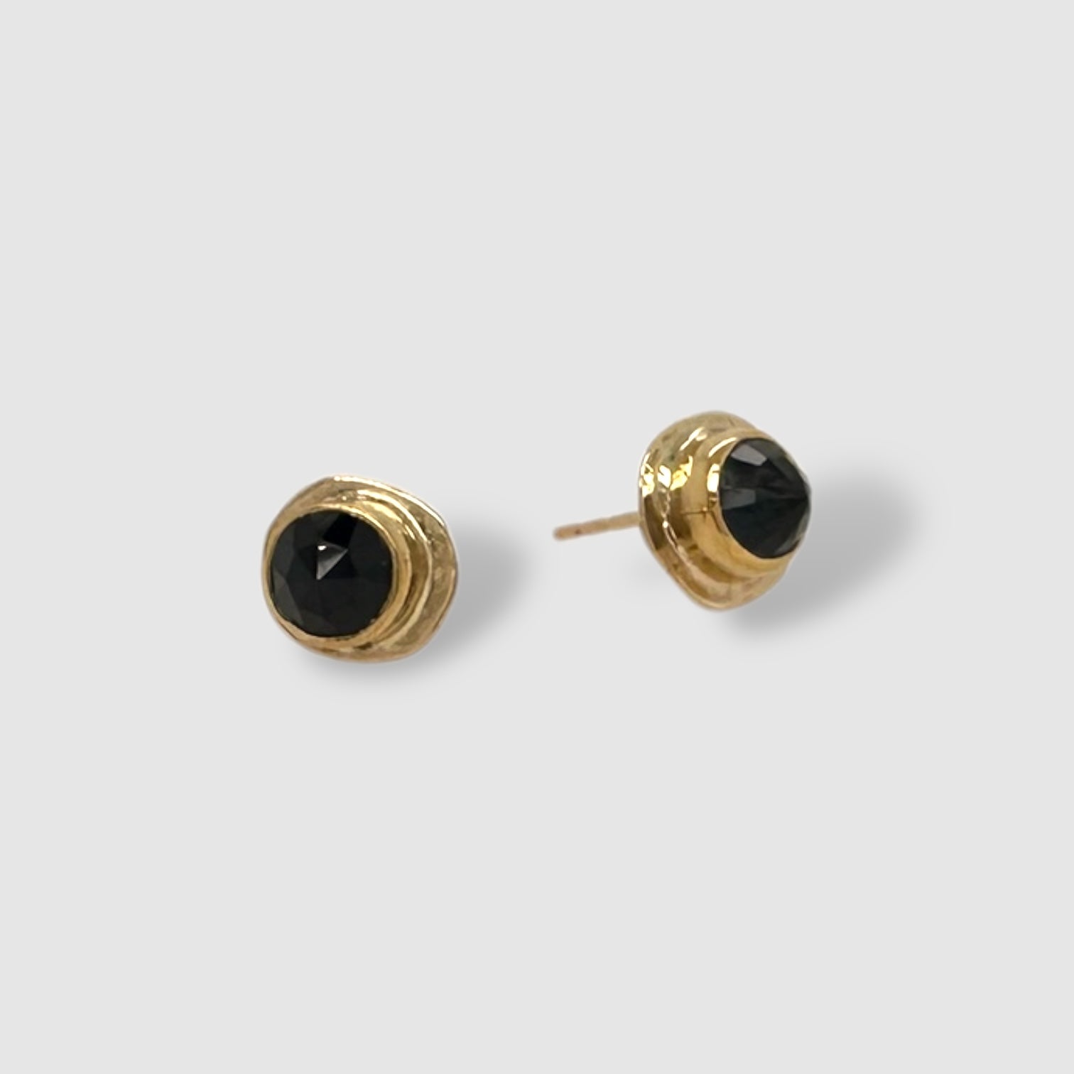 VIOLA  EARRINGS // GOLD // STUD  // DARK BLUE ROSE CUT SAPPHIRE