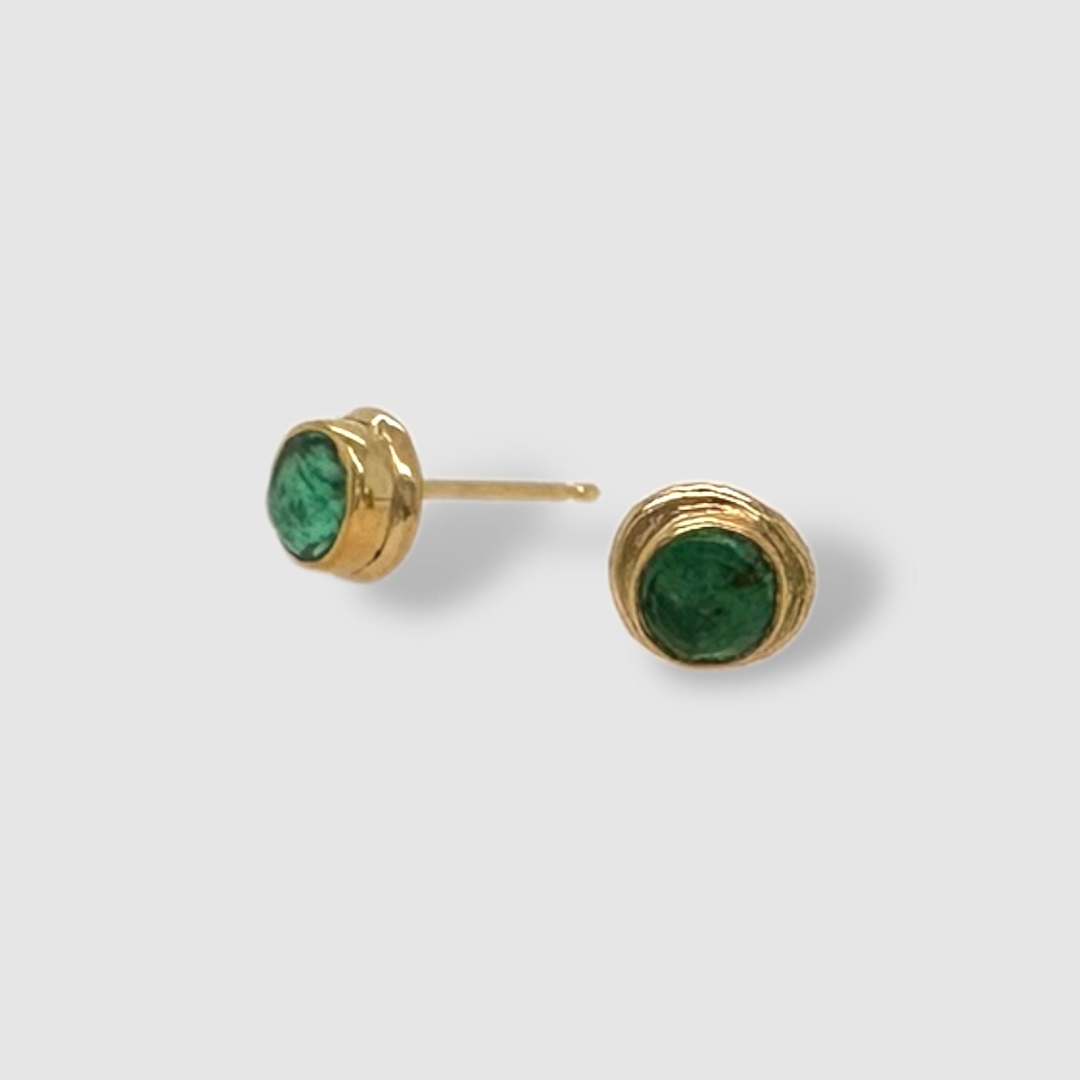 VIOLA  EARRINGS // GOLD // STUD // GREEN  // EMERALD