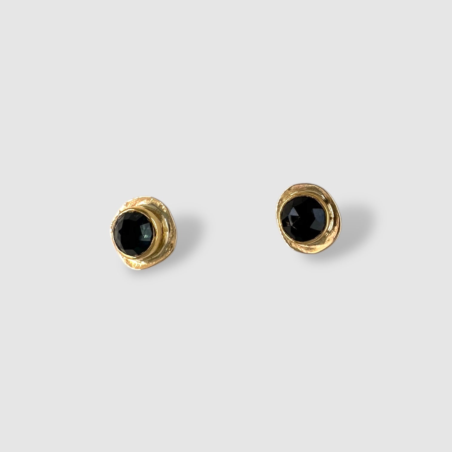 VIOLA  EARRINGS // GOLD // STUD  // DARK BLUE ROSE CUT SAPPHIRE