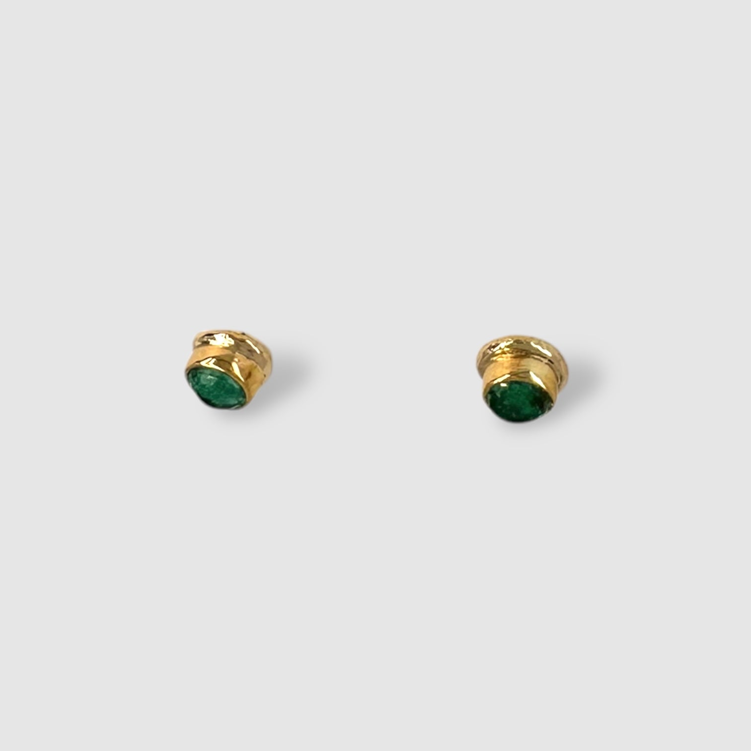 VIOLA  EARRINGS // GOLD // STUD // GREEN  // EMERALD