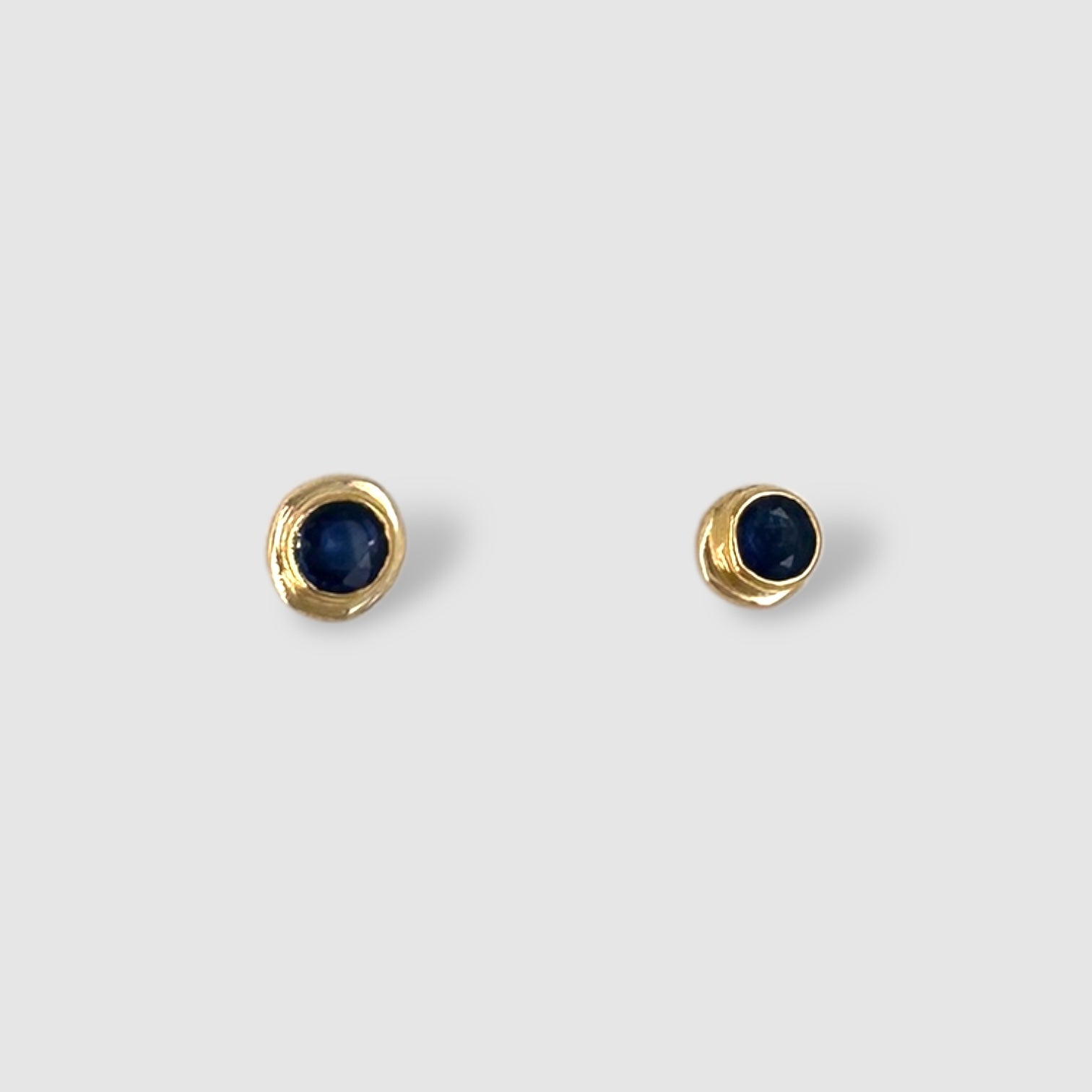 VIOLA  EARRINGS // GOLD // STUD // BLUE // SAPPHIRE