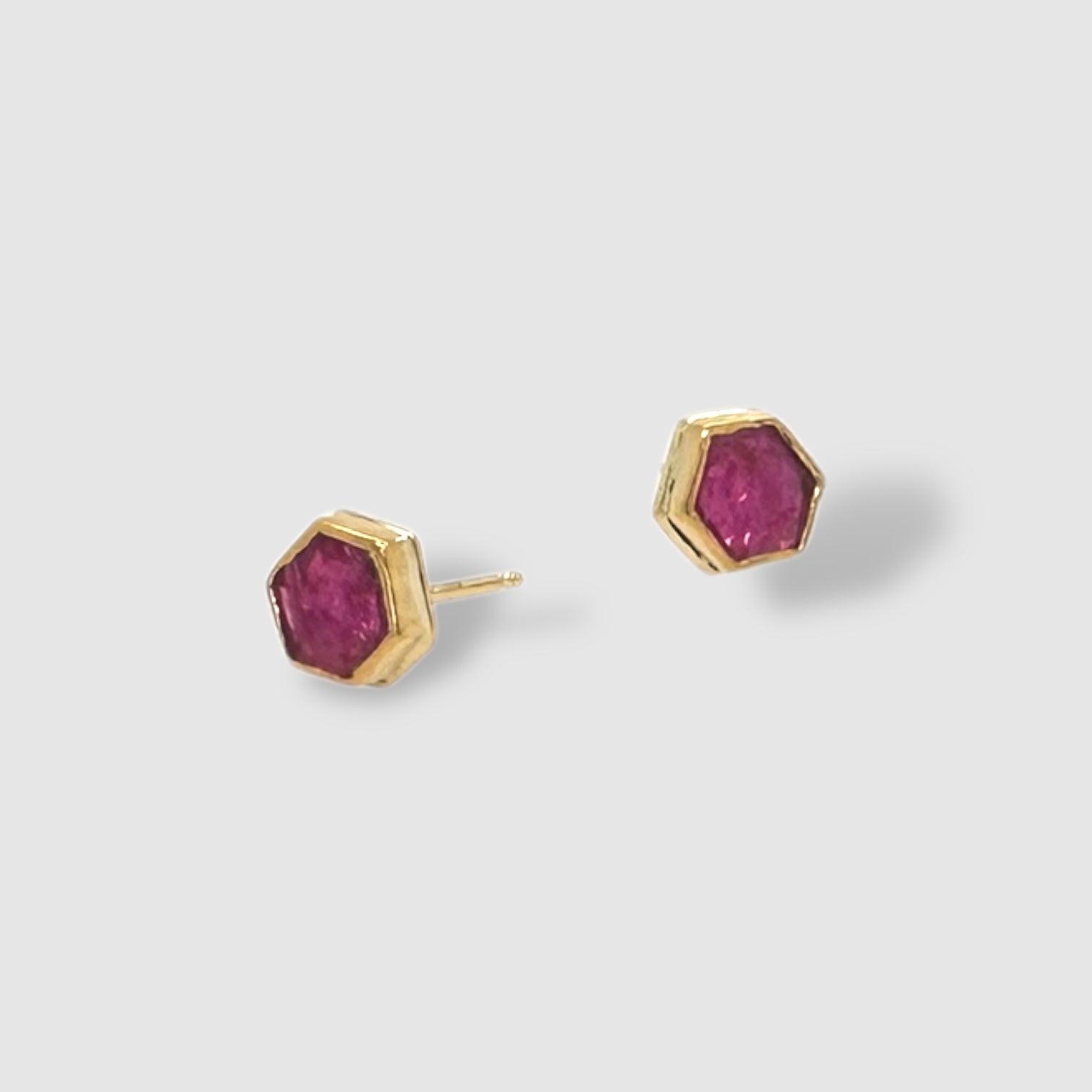 VIOLA  EARRINGS // GOLD // STUD  // PINK // HEXAGON RUBY