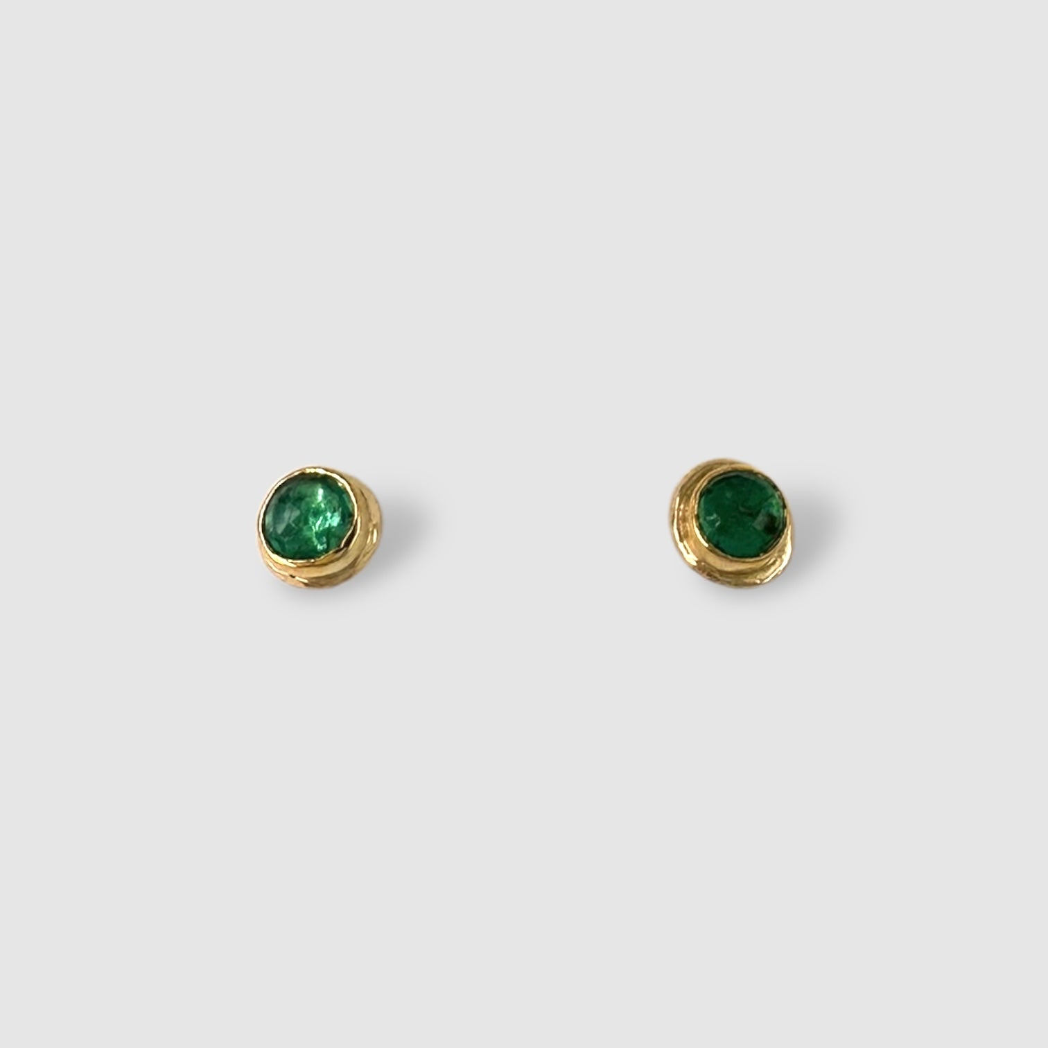 VIOLA  EARRINGS // GOLD // STUD // GREEN  // EMERALD