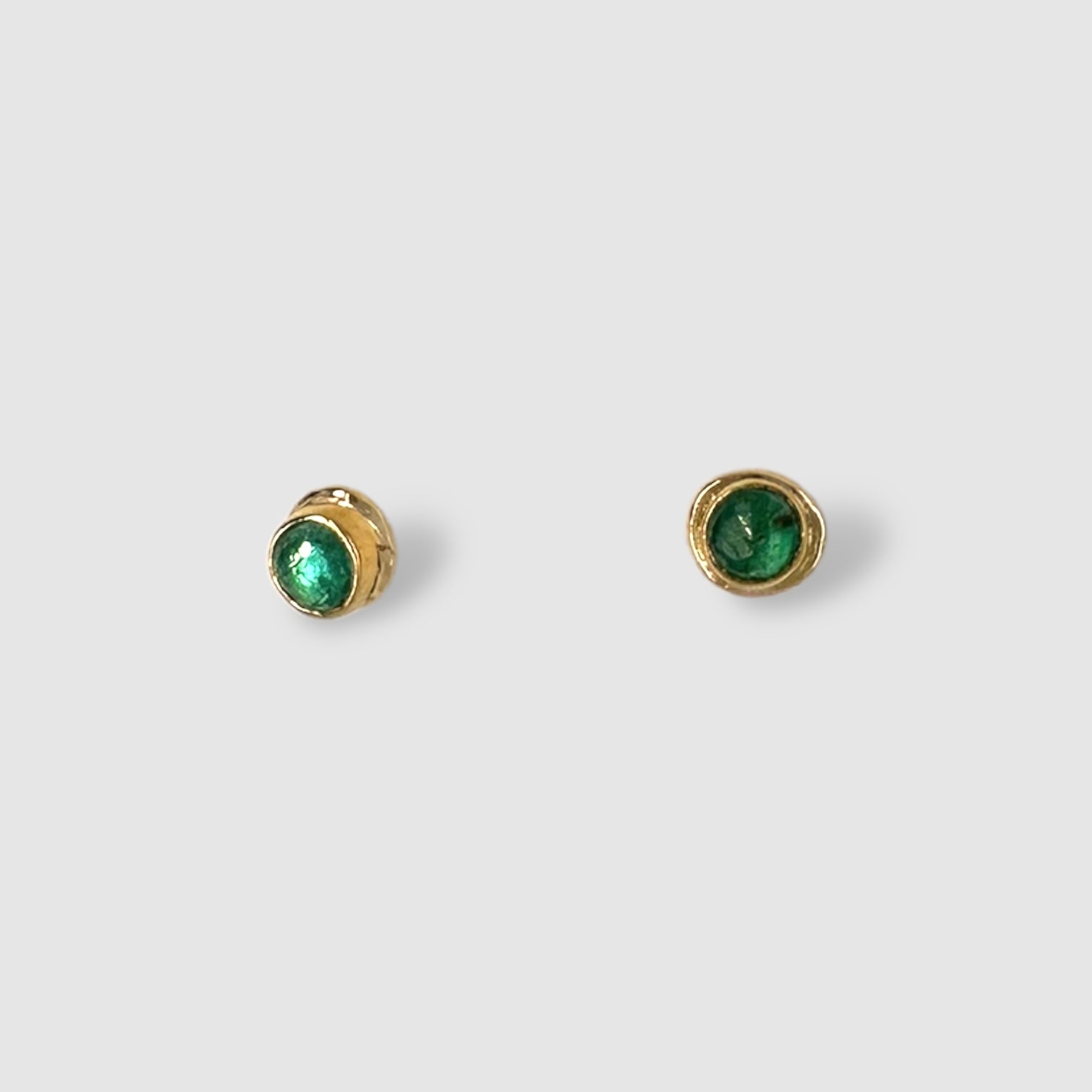 VIOLA  EARRINGS // GOLD // STUD // GREEN  // EMERALD