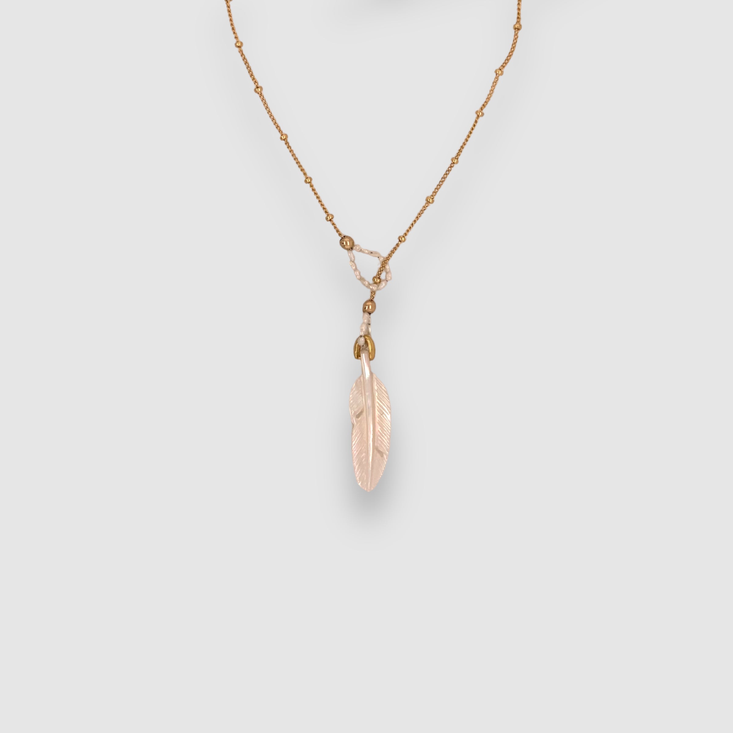 POESIA DEL MAR // NECKLACE // MOTHER OF PEARL // FEATHER