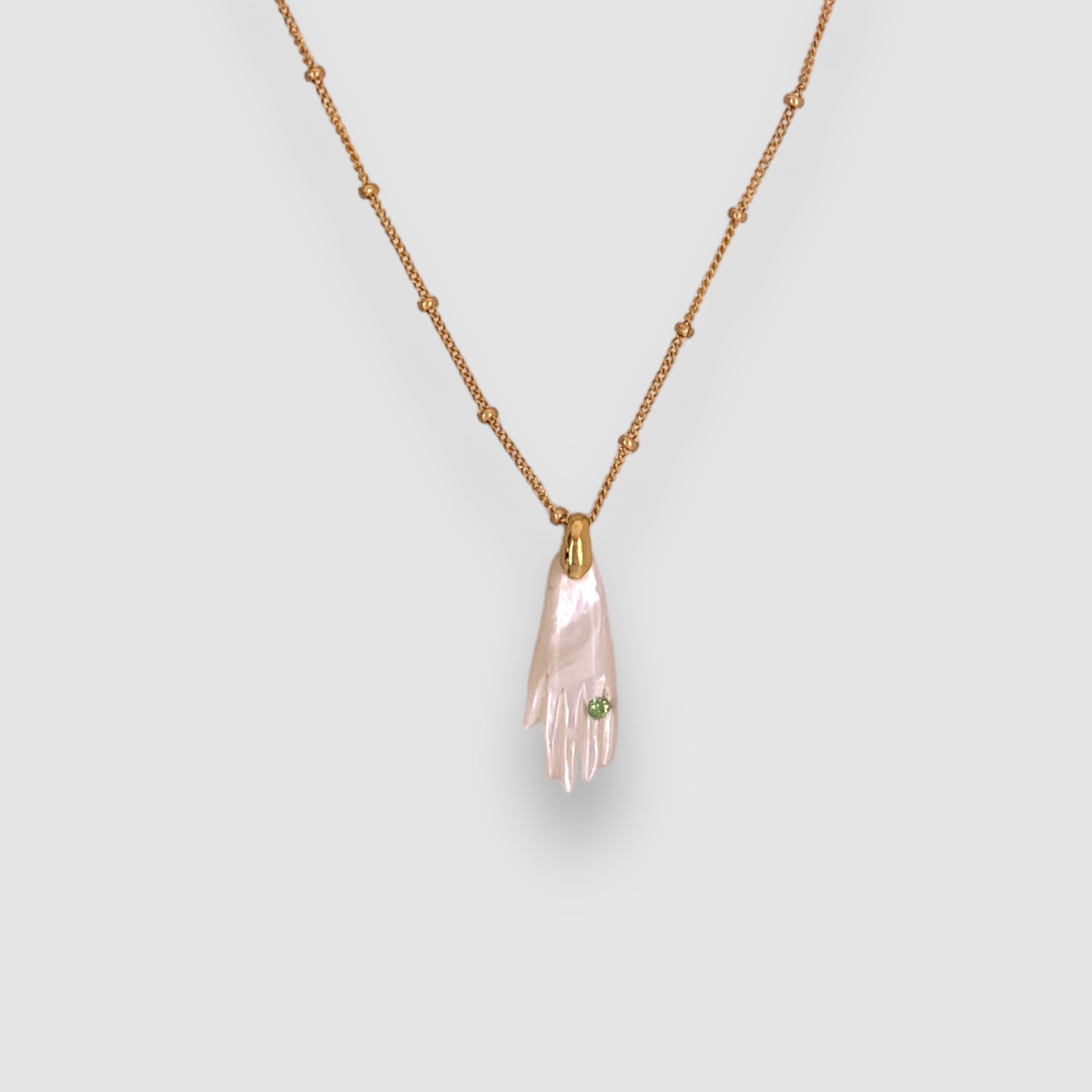 POESIA DEL MAR // NECKLACE // MOTHER OF PEARL // HAND // GREEN